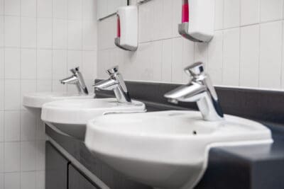 A row of sinks in a bathroom.